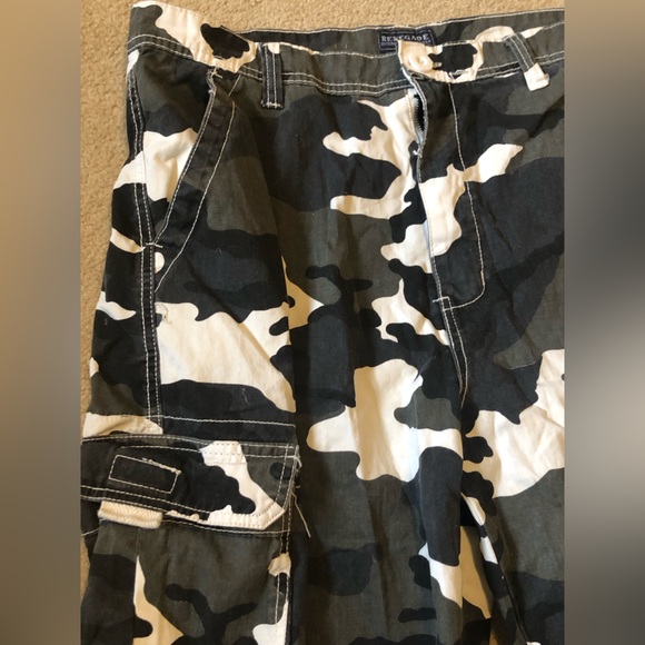 Renegade Camo Cargo Shorts Size 38 - Picture 4 of 8